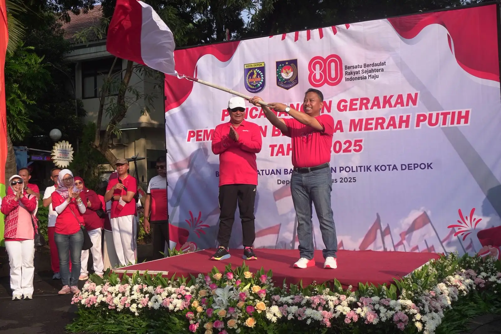 Wali Kota Depok, Supian Suri melepas kirab kegiatan Pencanangan Pembagian Bendera Merah Putih di Lapangan Depok Open Space.