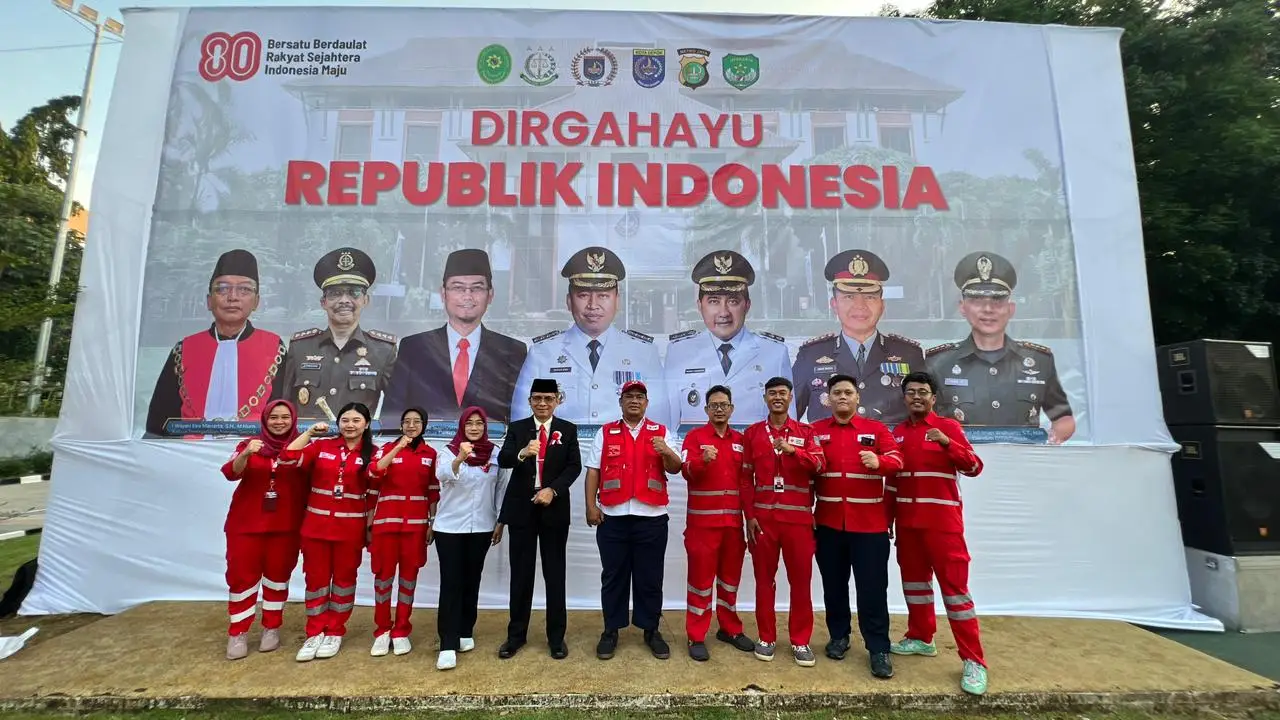 Ketua PMI Kota Depok Dudi Miraz (tengah) bersama jajaran karyawan PMI Kota Depok selepas memperingati HUT PMI.