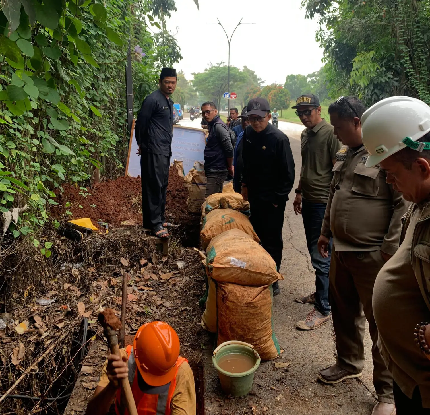 Perbaikan kabel di wilayah Kecamatan Tapos.