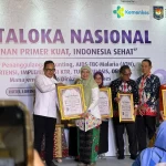 Kepala Dinkes Kota Depok, Mary Liziawati saat menerima penghargaan dari Wamendagri RI, Bima Arya pada ajang ADINKES AWARD Tahun 2025 di Hotel Lorin Dwangsa, Kota Surakarta,