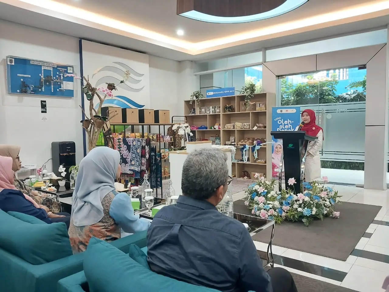 Ketua Dekranasda Kota Depok, Siti Barkah Hasanah meresmikan Toko Oleh-oleh DDM di Kantor PT Tirta Asasta di Jalan Legong Raya, Kecamatan Sukmajaya,